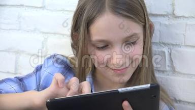儿童玩平板电脑，儿童智能手机，青少年阅读信息浏览互联网